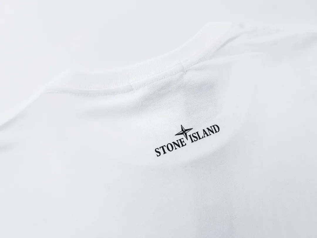 W616#P110💰 [Stone lsland/Stone Island summer new short-sleeved T-shirt with big green compass print on the chest] ⚠️[Original creation, high control of details] Made of 260g combed cotton 32-count double yarn - Simple basic versatile style, original single quality, the first choice for couples. - Made in a large factory, four needles and five threads on the shoulder, neatly arranged, high quality workmanship. - Same style for men and women, very versatile, one piece for each person Details are clearly visible. Color: Black White Size: M L